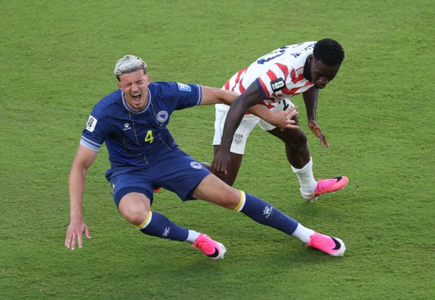 Folarin Balogun (#20) de Estados Unidos comete una falta contra Tarik Muharemovic (#4) de Bosnia y Herzegovina, la cual es posteriormente revisada por el VAR y sancionada con una tarjeta roja durante el partido de la ronda de 32 de la Copa Mundial de la FIFA 2026 entre EE. UU. y Bosnia y Herzegovina en el Estadio del Área de la Bahía de San Francisco el 1 de julio de 2026 en Santa Clara, California. (Michael Steele/Getty Images)