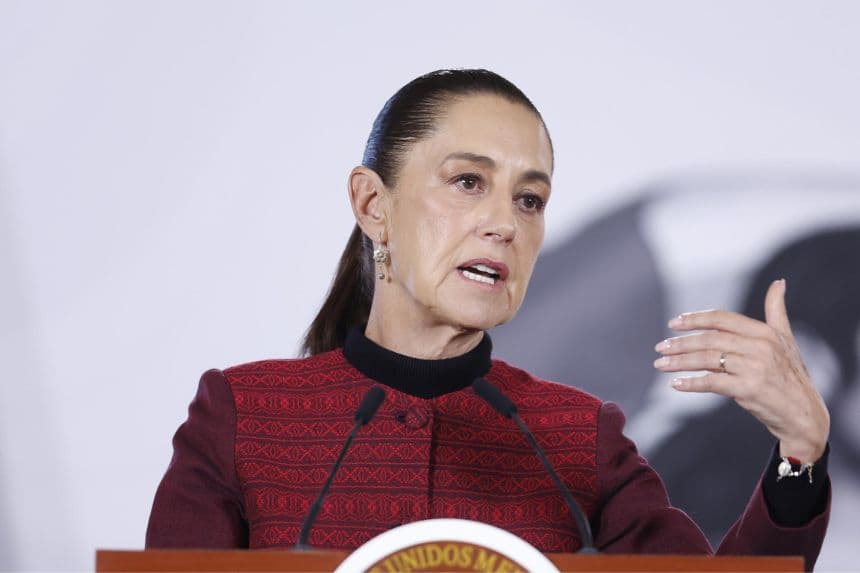 La presidenta de México, Claudia Sheinbaum, habla durante una rueda de prensa este lunes, en el Palacio Nacional de Ciudad de México, México. (EFE/Sáshenka Gutiérrez)