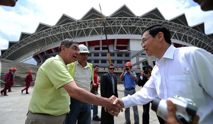 El presidente de Costa Rica, Óscar Arias (izq.), saluda al embajador de China en San José, Li Chang Hua (der.), durante una visita a la construcción del nuevo Estadio Nacional de Costa Rica, el 30 de abril de 2010, en el Parque La Sabana, en San José. (Foto de YURI CORTEZ/AFP vía Getty Images)