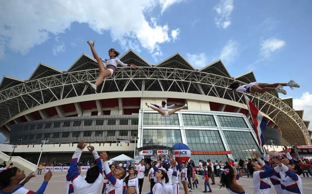 Animadoras actúan frente al nuevo Estadio Nacional de Costa Rica, momentos antes de la ceremonia de inauguración en San José, el 26 de marzo de 2011. Seiscientos ingenieros y trabajadores chinos participaron en la construcción del estadio, que fue una oferta de China después de que Costa Rica estableciera relaciones diplomáticas con Beijing el 1 de junio de 2007. (Foto de YURI CORTEZ/AFP vía Getty Images)