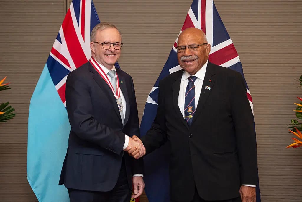 El primer ministro australiano, Anthony Albanese (izquierda), se da la mano con el primer ministro de Fiyi, Sitiveni Rabuka (derecha), antes de una reunión bilateral en el Hotel Grand Pacific de Suva, Fiyi, el 6 de julio de 2026. (Len Lord/AFP vía Getty Images).