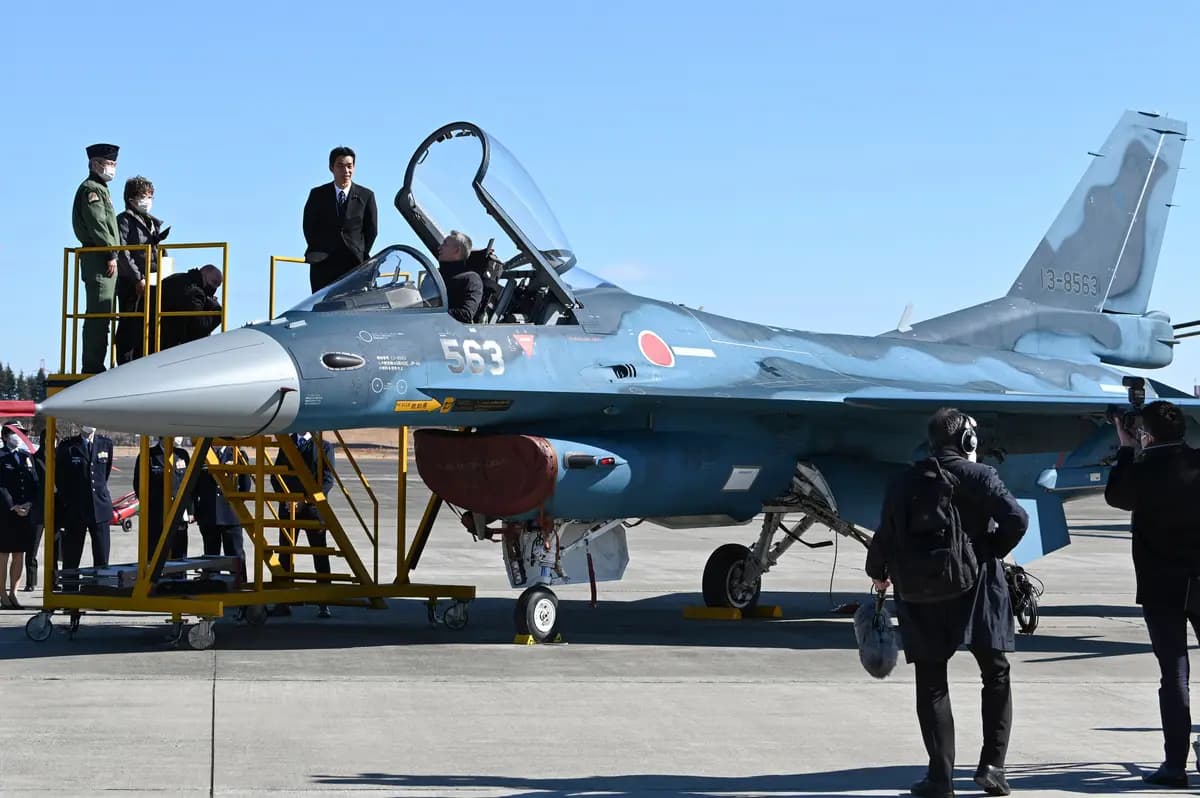 El secretario general de la OTAN, Jens Stoltenberg (C), se encuentra sentado en la cabina de un avión de combate F-2 durante una inspección en la Base Aérea de Iruma de la Fuerza Aérea de Autodefensa de Japón, en Sayama, prefectura de Saitama, Japón, el 31 de enero de 2023. (Kazuhiro Nogi/AFP vía Getty Images).