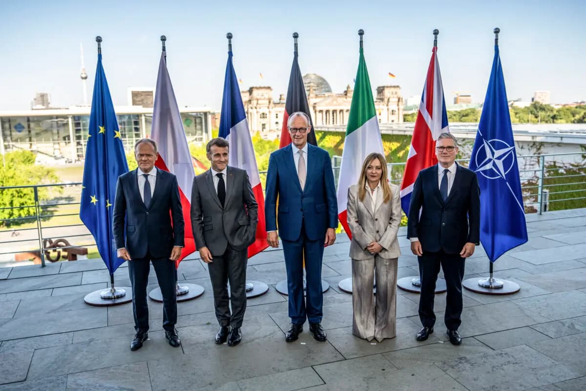 <em>(De izquierda a derecha) El primer ministro de Polonia, Donald Tusk; el presidente de Francia, Emmanuel Macron; el canciller alemán, Friedrich Merz; la primera ministra de Italia, Giorgia Meloni; y el primer ministro británico, Keir Starmer, durante su reunión de líderes estatales del Grupo de los Cinco Europeos (E5) y el secretario general de la OTAN en la Cancillería de Berlín el 24 de junio de 2026. (Michael Kappeler/AFP vía Getty Images).</em>