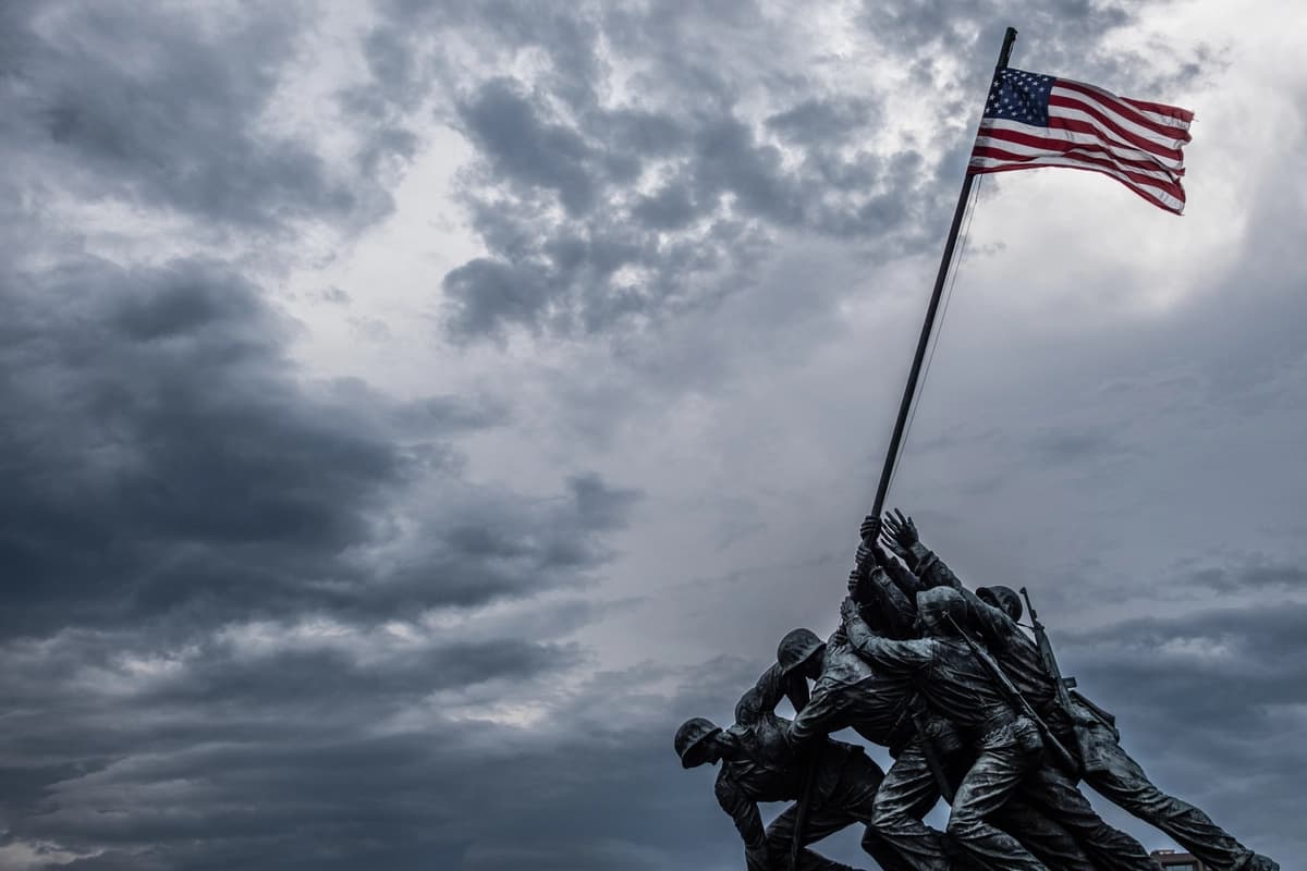 Nubes de tormenta se ciernen sobre el Monumento Conmemorativo del Cuerpo de Marines durante la celebración del 250.º aniversario de Estados Unidos en Arlington, Virginia, el 4 de julio de 2026. (Pete Marovich/Getty Images)