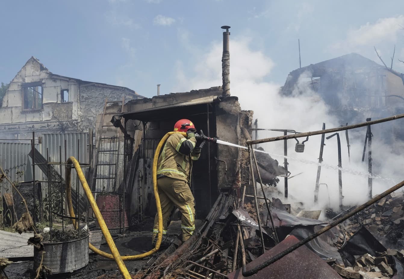 Un bombero trabaja en una zona afectada por ataques con misiles y drones rusos, en las afueras de Kiev, Ucrania, el 6 de julio de 2026. (Viacheslav Ratynskyi/Reuters).