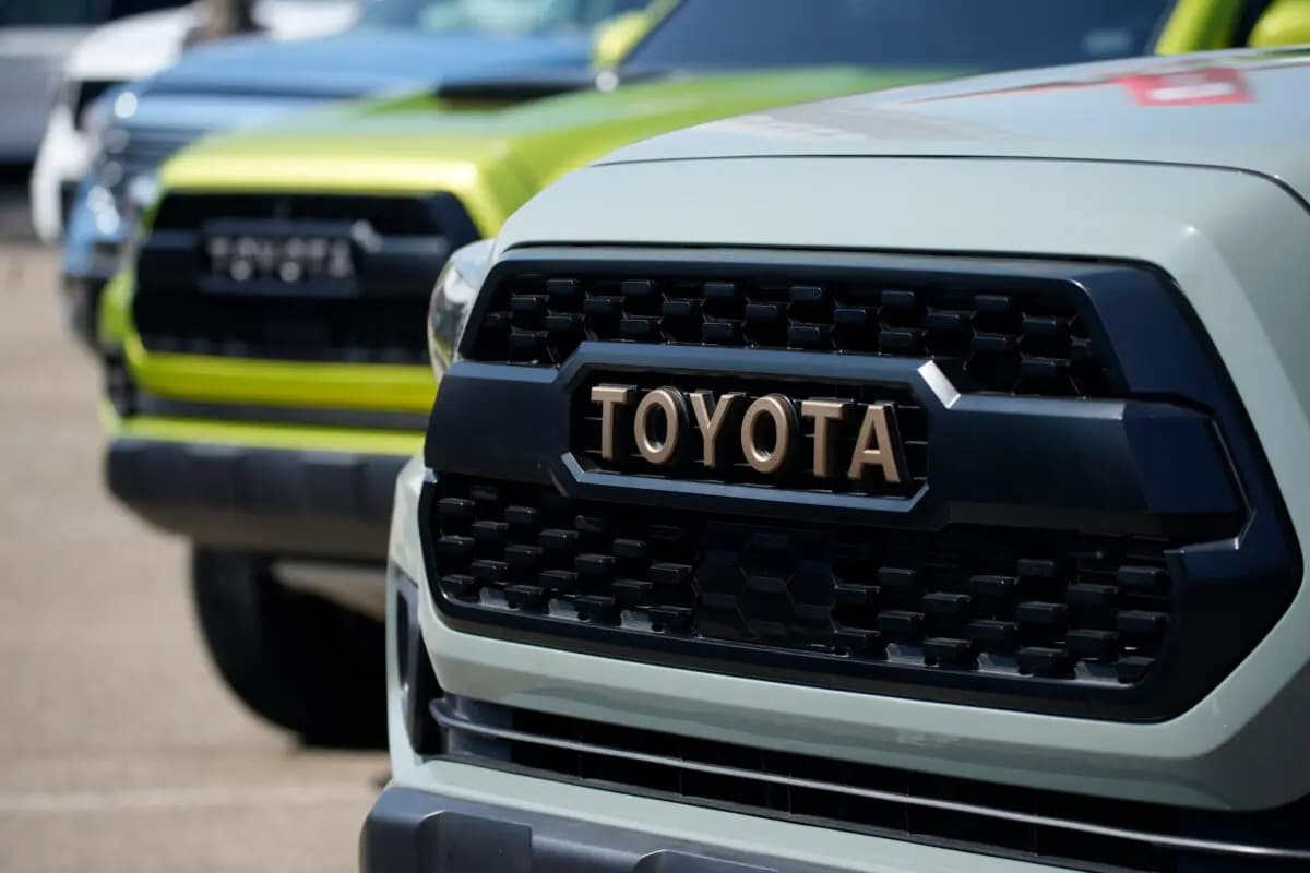 El logotipo de Toyota resalta la parrilla de una camioneta Tacoma en exhibición en el stand de Toyota en el salón del automóvil de Denver, celebrado en Elitch’s Gardens, en el centro de Denver, el 17 de septiembre de 2021. (David Zalubowski/AP Photo)