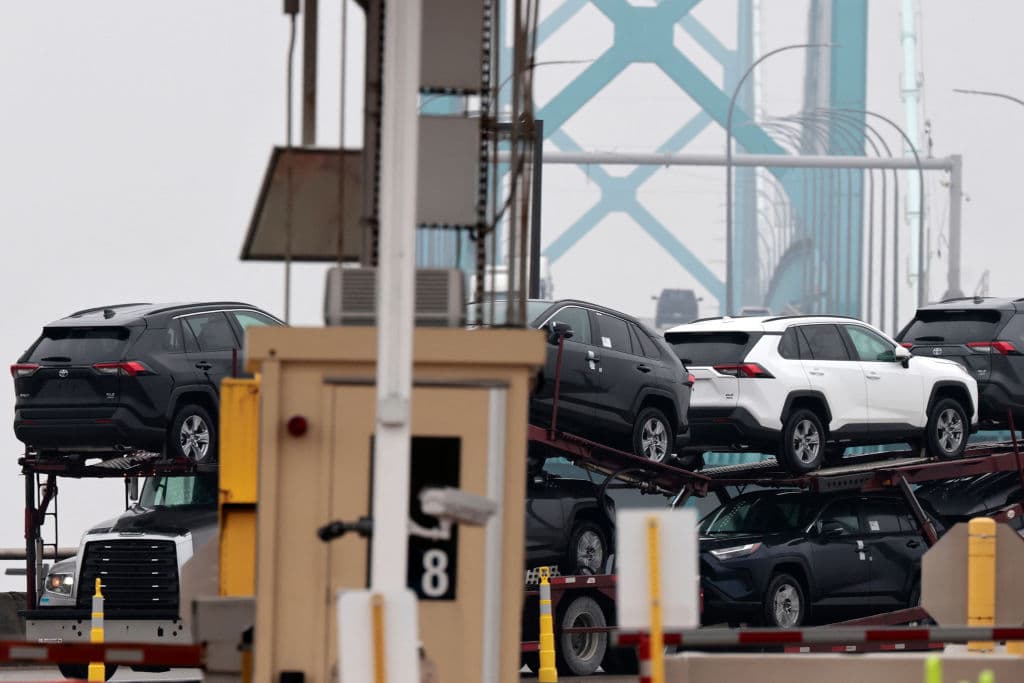 Un camión que transporta vehículos de Toyota cruza el Puente Ambassador hacia Detroit, Míchigan, el 3 de febrero de 2025. (JEFF KOWALSKY/AFP vía Getty Images)
