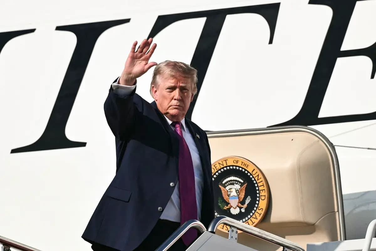 El presidente Donald Trump saluda con la mano mientras aborda el Air Force One antes de partir de la Base Conjunta Andrews, en Maryland, el 3 de julio de 2026. (Mandel Ngan/AFP vía Getty Images)