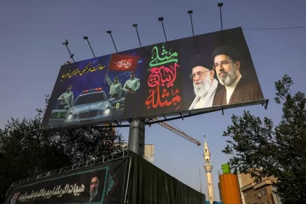 Una valla publicitaria que muestra al difunto líder supremo de Irán, el ayatolá Ali Khamenei, y a su hijo, el ayatolá Mojtaba Khamenei, en la plaza Valiasr de Teherán, Irán, el 2 de julio de 2026.(Murad Sezer/Reuters)