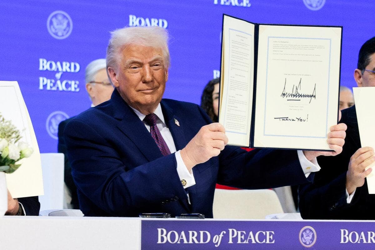 El presidente de EE. UU., Donald Trump, muestra su firma en la carta fundacional durante una ceremonia de firma de la Junta de Paz en el Foro Económico Mundial (FEM) en Davos, Suiza, el 22 de enero de 2026. (Chip Somodevilla/Getty Images)