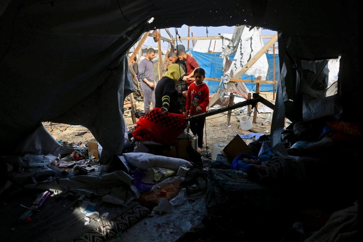 Un niño inspecciona una de las tiendas de campaña que albergan a personas desplazadas en la zona de Mawasi, en Jan Yunis, al sur de la Franja de Gaza, tras los ataques israelíes, el 30 de enero de 2026. (Bashar Taleb/AFP vía Getty Images)