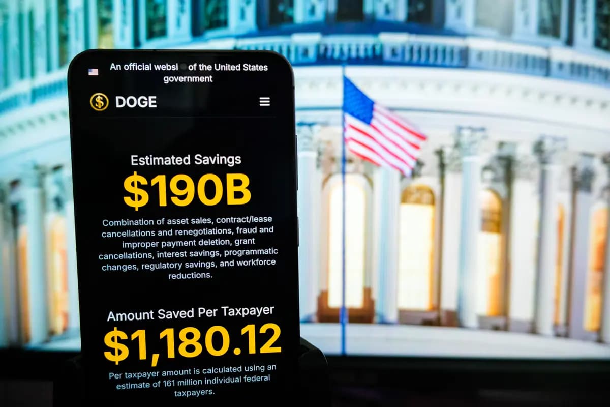 Esta ilustración fotográfica se muestra el sitio web del Departamento de Eficiencia Gubernamental (DOGE) en un teléfono. (Oleksii Pydsosonnii/The Epoch Times)
