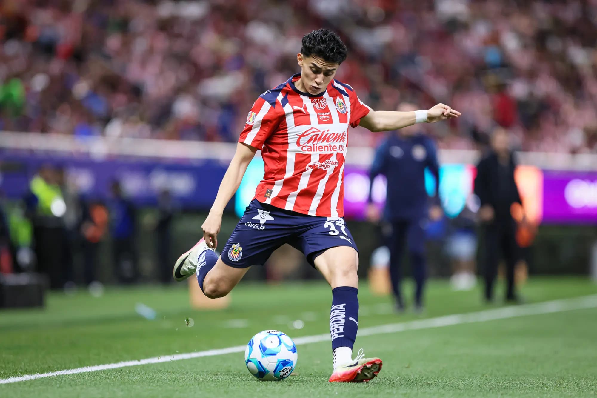 <em>(Arriba) Brian Gutiérrez de Chivas corre con el balón durante el Torneo Clausura 2026 de la Liga MX en el Estadio Akron en Zapopan, México, el 18 de abril de 2026. Gutiérrez, nacido en Estados Unidos de padres mexicanos, aprovechó su doble nacionalidad para unirse a la selección mexicana para la Copa Mundial de 2026. (Abajo) Richard Ledezma de Chivas patea el balón durante el Torneo Clausura 2026 de la Liga MX en el Estadio Akron en Zapopan, México, el 5 de abril de 2026. Ledezma, nacido en Estados Unidos de padres mexicanos, aprovechó su cambio de nacionalidad deportiva (una vez) según la FIFA para unirse a la selección mexicana. Ambos jugadores han jugado previamente con la selección de Estados Unidos en alguna función. (Simon Barber/Getty Images).</em>
