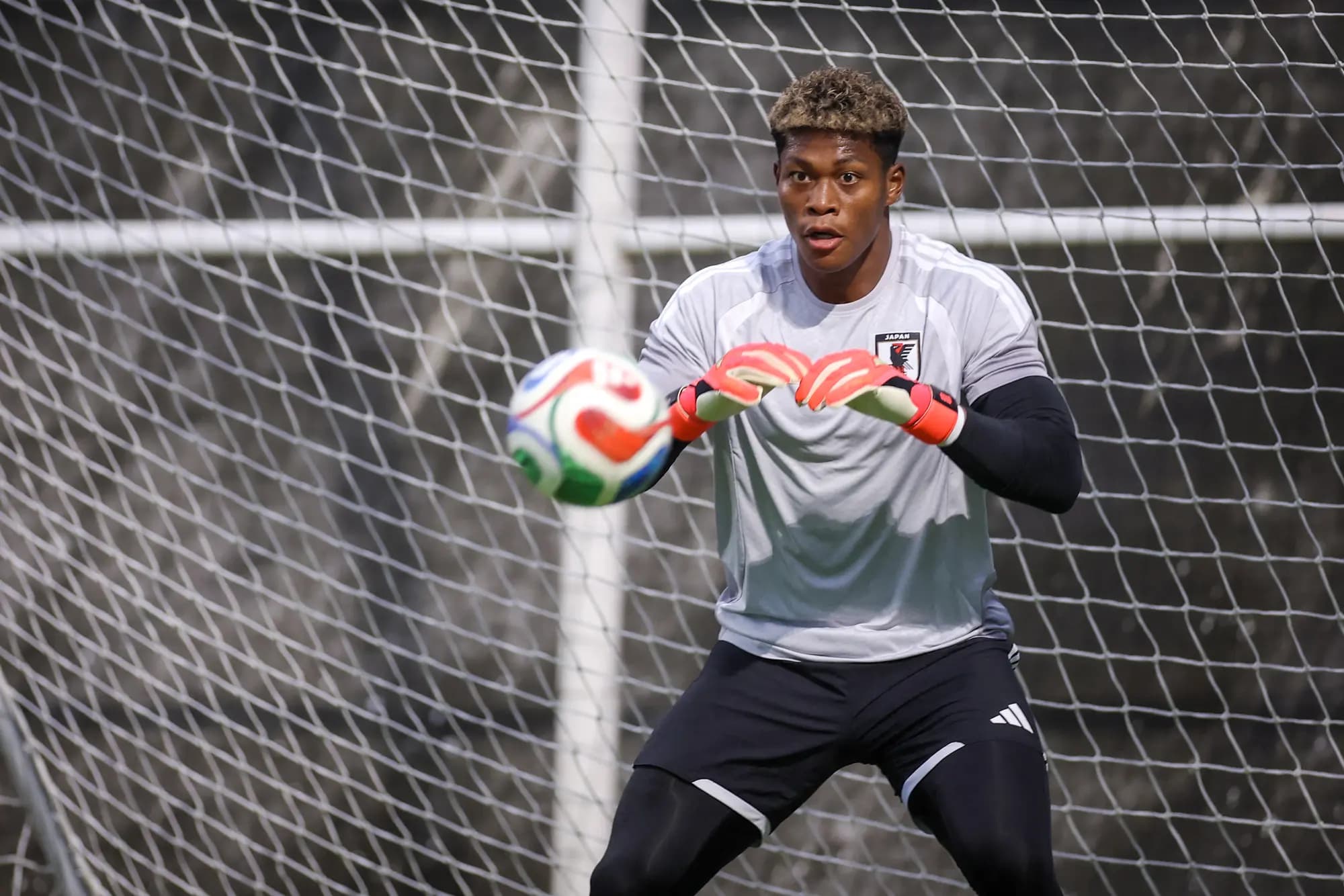 <em>El portero de Japón, Zion Suzuki (n.º 1), participa en una sesión de entrenamiento en el Centro de Entrenamiento de los Rayados en Santiago, cerca de Monterrey, México, el 19 de junio de 2026. Suzuki nació en Newark, Nueva Jersey, de padre ghanés y madre japonesa. (Julio César Aguilar / AFP vía Getty Images).</em>