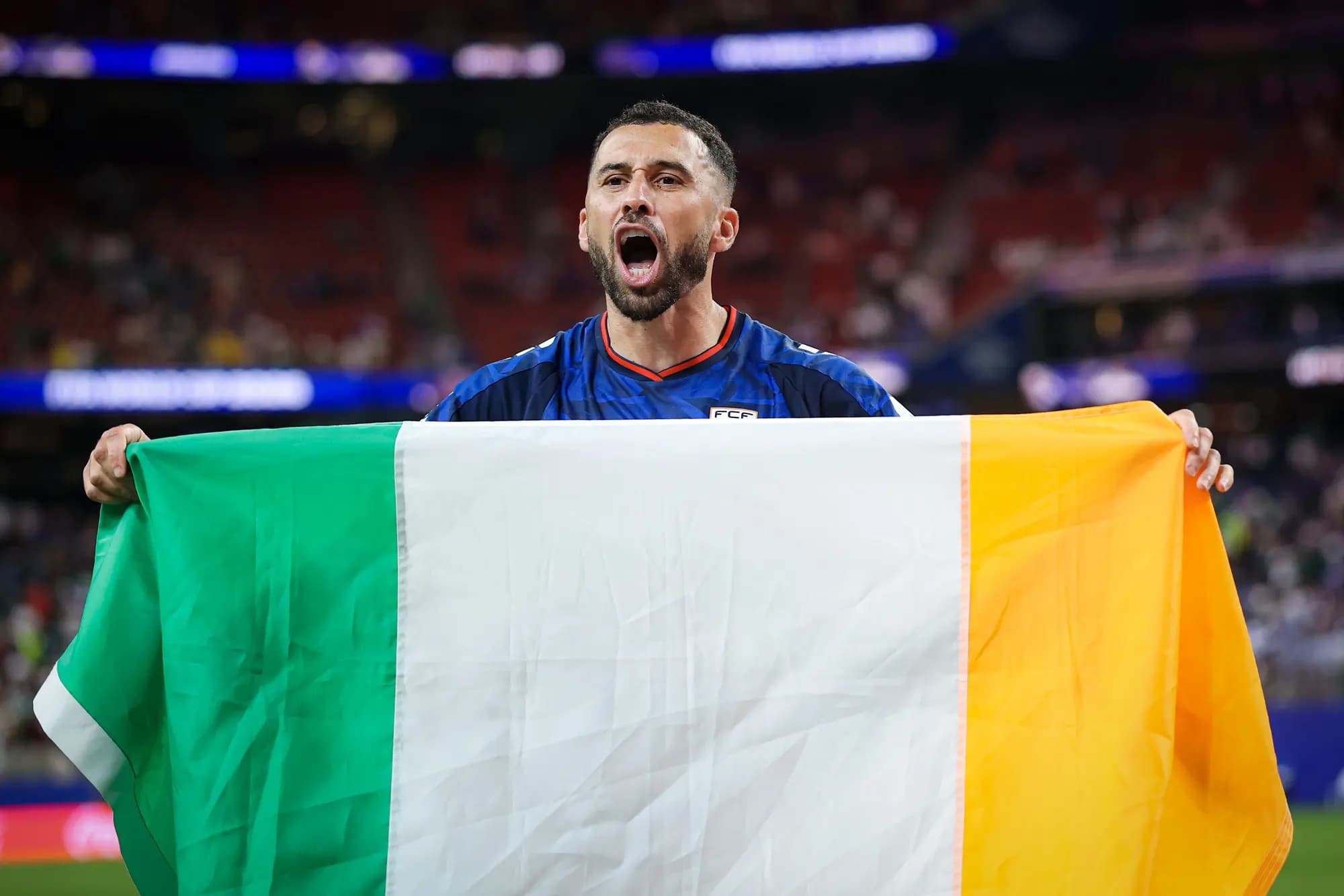 <em>Roberto "Pico" Lopes (n.º 4), de Cabo Verde, celebra con una bandera irlandesa tras el empate 0-0 durante el partido de la Copa Mundial de la FIFA 2026 contra Arabia Saudí en el Estadio de Houston, el 26 de junio de 2026. Lopes nació en Irlanda, pero su padre era de Cabo Verde. (Francois Nel/Getty Images).</em>