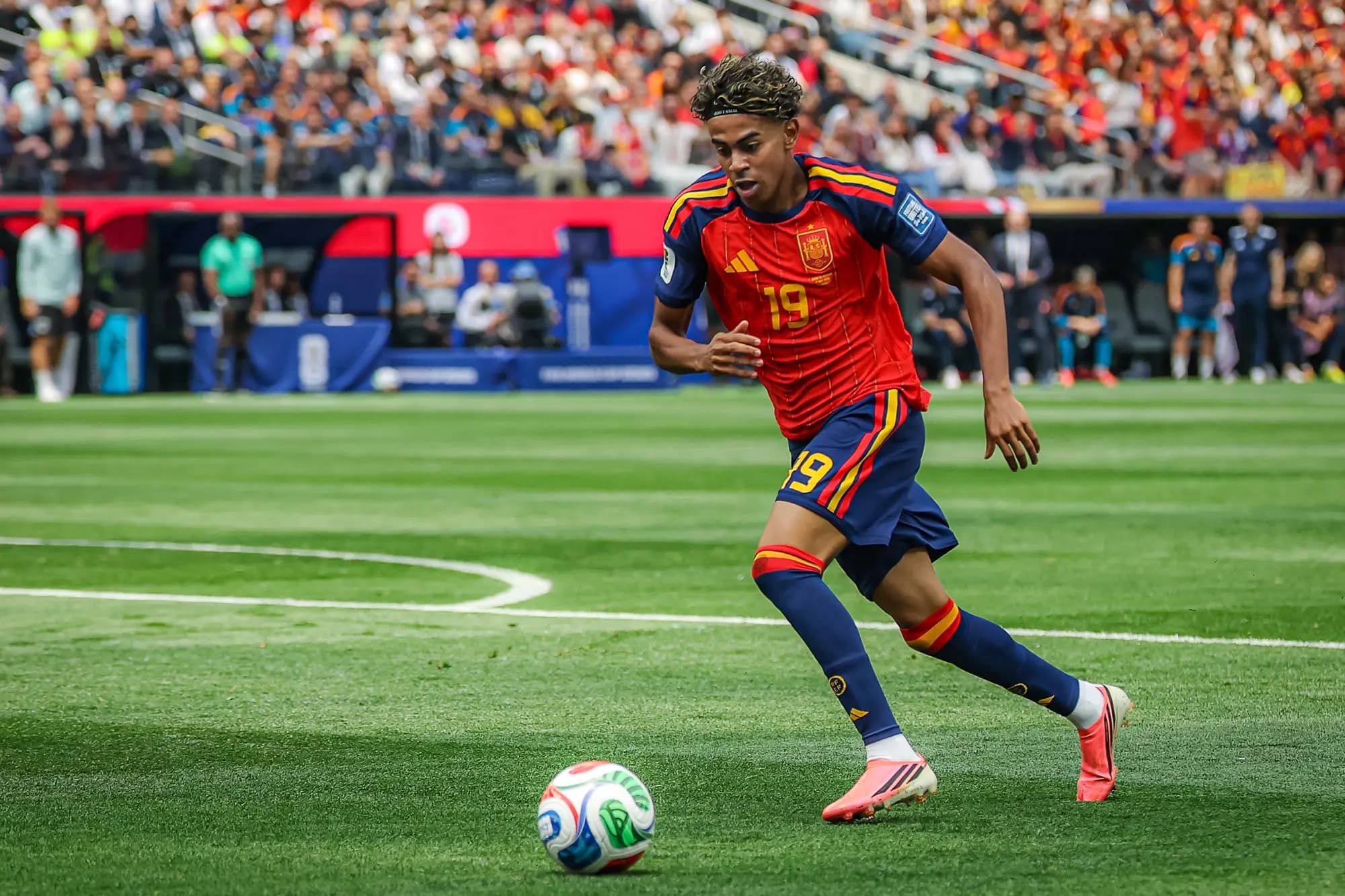 <em>El delantero español Lamine Yamal (nº 19) controla el balón durante el partido del Mundial de 2026 entre España y Austria en el Estadio de Los Ángeles en Inglewood, California, el 2 de julio de 2026. El joven de 18 años podría haber jugado para Marruecos, país natal de su padre, pero optó por unirse a la selección española. (Etienne Laurent / AFP vía Getty Images).</em>