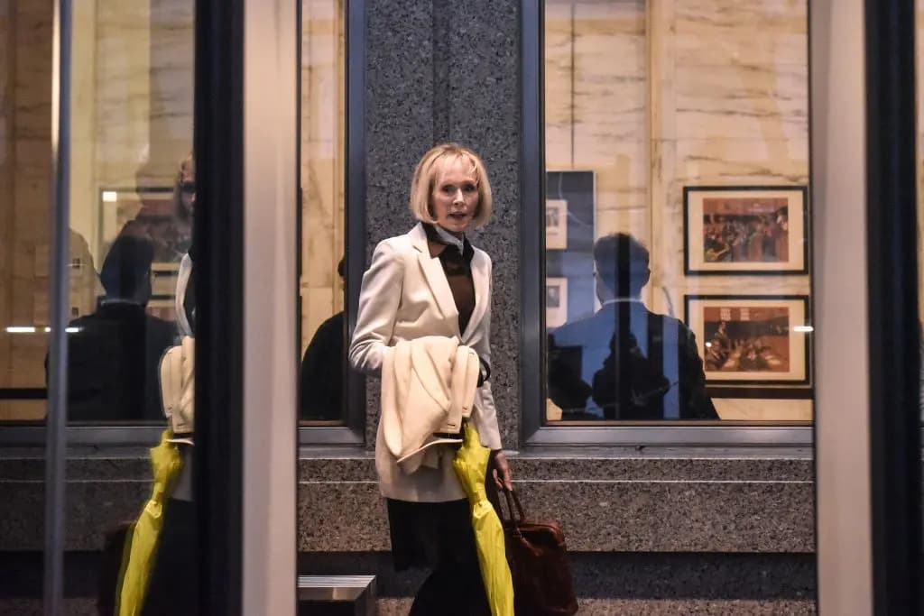 E Jean Carroll llega a su juicio por difamación contra el presidente Donald Trump en el Tribunal Federal de Nueva York, en la ciudad de Nueva York, el 16 de enero de 2024. (Stephanie Keith/Getty Images)