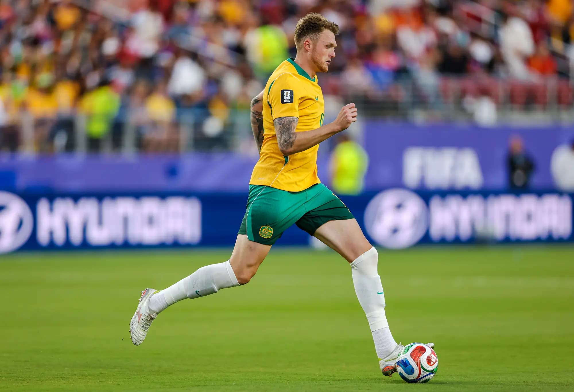 <em>(De arriba a abajo) Désiré Doué (n.º 20) de Francia participa en un entrenamiento un día antes del partido de dieciseisavos de final de la Copa Mundial de la FIFA 2026 contra Suecia en el campo de entrenamiento Melanie Lane en East Rutherford, NJ, el 29 de junio de 2026. Doué eligió jugar para su natal Francia, mientras que su hermano eligió jugar para Costa de Marfil, país natal de su padre. Guéla Doué del RC Estrasburgo en acción durante un partido de la Conference League de la Unión de Asociaciones Europeas de Fútbol en Maguncia, Alemania, el 9 de abril de 2026. Juega para Costa de Marfil, país natal de su padre, en el torneo de la Copa Mundial de 2026, mientras que su hermano juega para Francia, donde nacieron los hermanos. John Souttar (n.° 15) de Escocia pasa el balón durante un partido amistoso internacional entre Escocia y Bolivia en el Sports Illustrated Stadium en Harrison, Nueva Jersey, el 6 de junio de 2026. Souttar eligió jugar para su Escocia natal, mientras que su hermano eligió Australia. El jugador australiano Harry Souttar en acción durante el partido de la Copa Mundial de la FIFA 2026 contra Paraguay en el San Francisco Bay Area Stadium en Santa Clara, California, el 25 de junio de 2026. Souttar y su hermano nacieron en Escocia. (Buda Mendes/Getty Images, Christian Kaspar-Bartke/Getty Images, Adam Hunger/Getty Images, Stu Forster/Getty Images).</em>