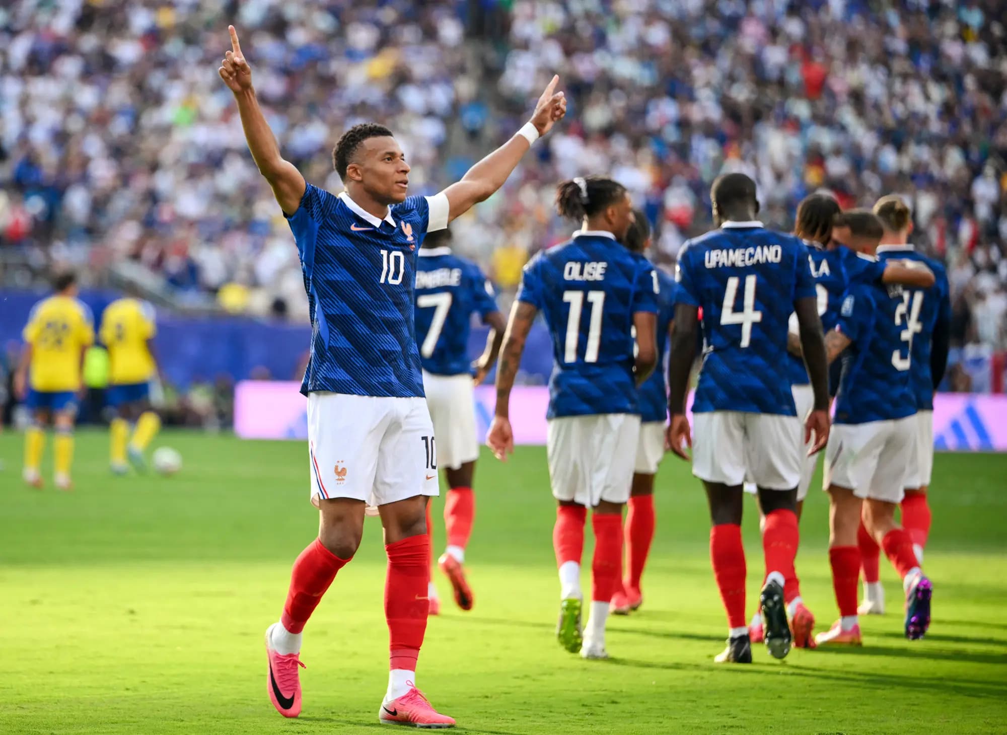 <em>El delantero francés Kylian Mbappé (n.º 10) celebra el tercer gol de su equipo durante el partido del Mundial de 2026 contra Suecia en el estadio New York/New Jersey en East Rutherford, Nueva Jersey, el 30 de junio de 2026. Aunque su padre es camerunés y su madre argelina, Mbappé se considera francés. (Angela Weiss / AFP vía Getty Images).</em>