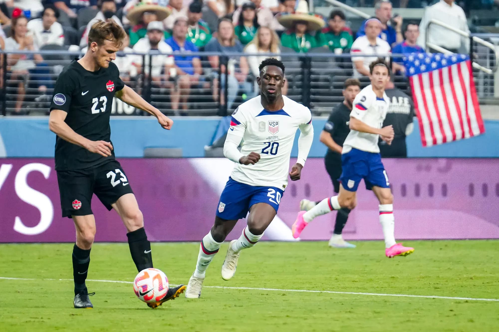 <em>Scott Kennedy (n.º 23) de Canadá y Folarin Balogun (n.º 20) de Estados Unidos luchan por el balón en la primera mitad de la final de la Liga de Naciones de la Confederación de Fútbol Asociación de Norte, Centroamérica y Caribe (CONCACAF) de 2023 en el Allegiant Stadium de Las Vegas, el 18 de junio de 2023. Kennedy nació en Canadá y ha jugado para un equipo belga, así como para la selección nacional masculina de Canadá. (Balogun nació en la ciudad de Nueva York, de madre nigeriana, y se crió en el Reino Unido. Louis Grasse/Getty Images).</em>
