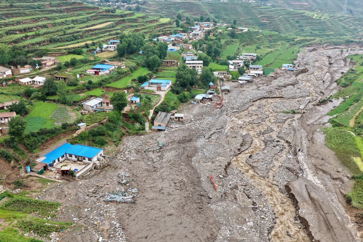 Foto de archivo, equipos de rescate buscan sobrevivientes tras una crecida repentina en el condado de Yuzhong, en la provincia de Gansu, al noroeste de China. (AFP vía Getty Images)
