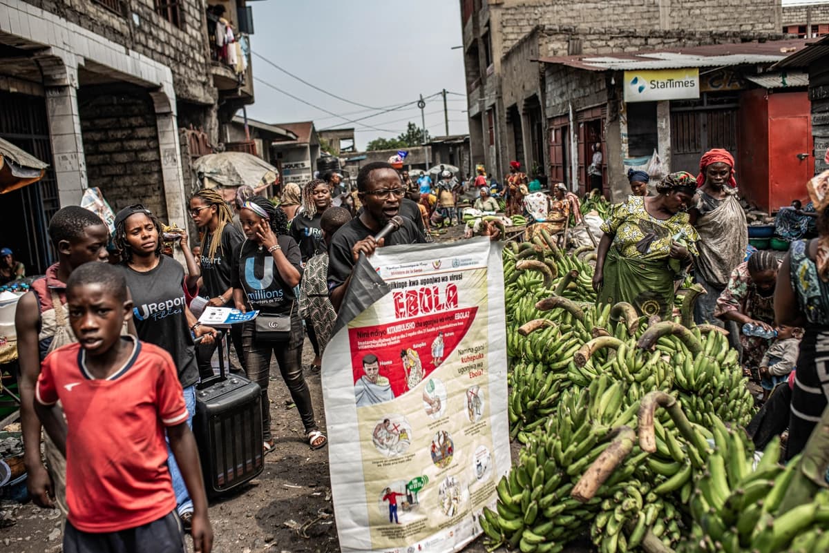 Trabajadores de UNICEF concientizan sobre la transmisión del ébola en un mercado de Goma, Congo, el 24 de junio de 2026. (Daniel Buuma/Getty Images).