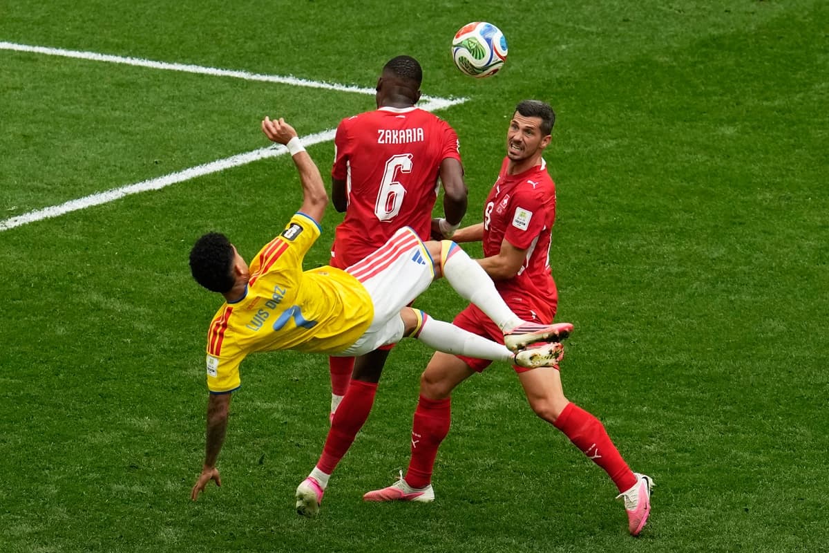 Luis Díaz (7), de Colombia, intenta una chilena ante Denis Zakaria (6) y Remo Freuler (8), de Suiza, durante el partido de octavos de final de la Copa Mundial de Fútbol en Vancouver, Columbia Británica, el martes 7 de julio de 2026. (Foto AP/Gregory Bull).
