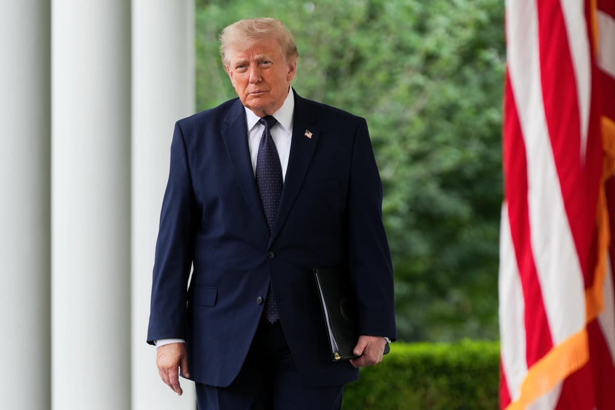 El presidente Donald Trump llega para dar un discurso durante un almuerzo en el Jardín de las Rosas de la Casa Blanca el 6 de julio de 2026, en Washington. (Foto AP/Julia Demaree Nikhinson)