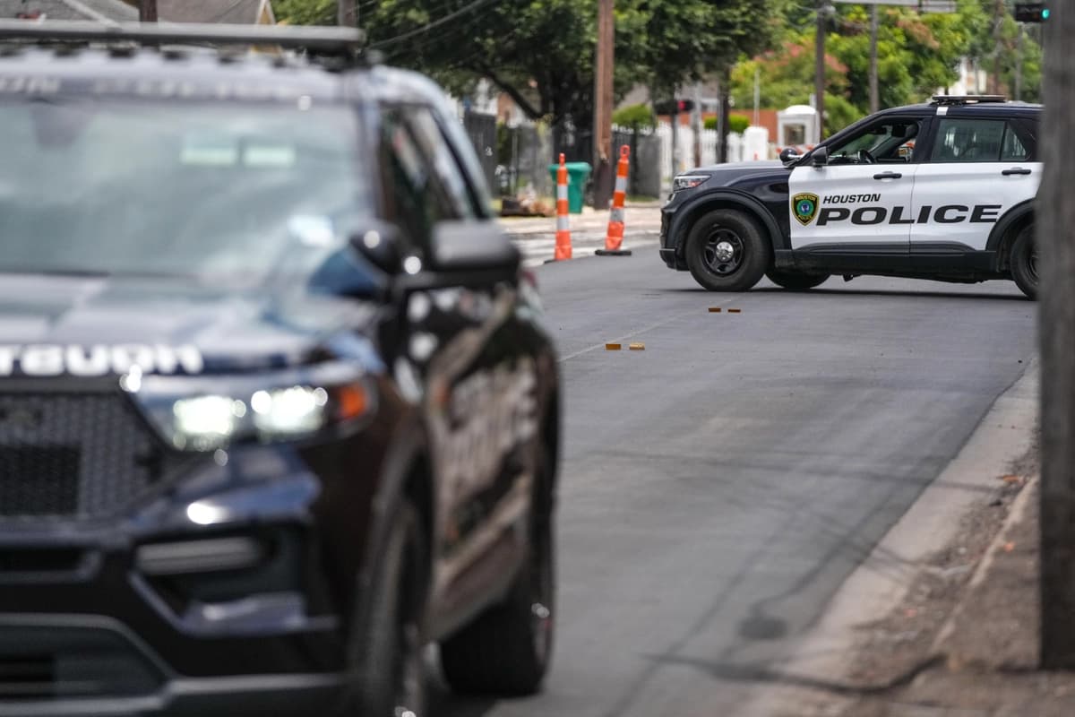 La policía trabaja en Canal Street tras un tiroteo en Houston, Texas, el 7 de julio de 2026. (Jacob Lujan/Houston Chronicle vía AP)