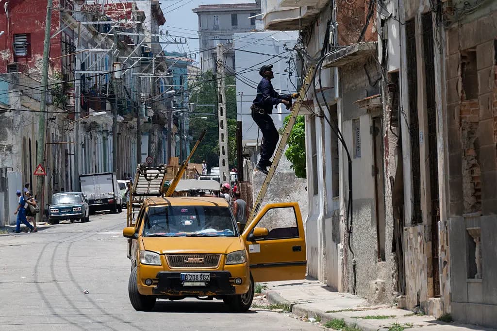 Un electricista trabaja en la red eléctrica durante un apagón a nivel nacional en La Habana el 6 de julio de 2026. (Yamil Lage/AFP vía Getty Images).