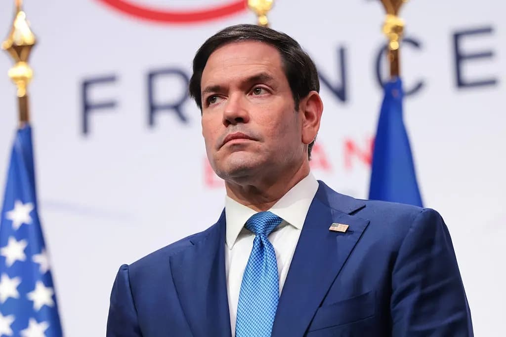 El secretario de Estado de EE. UU., Marco Rubio, observa mientras el presidente de EE. UU., Donald Trump, habla en una conferencia de prensa durante la Cumbre de Líderes del G7 en Evian-les-Bains, Francia, el 17 de junio de 2026. (Anna Moneymaker/Getty Images