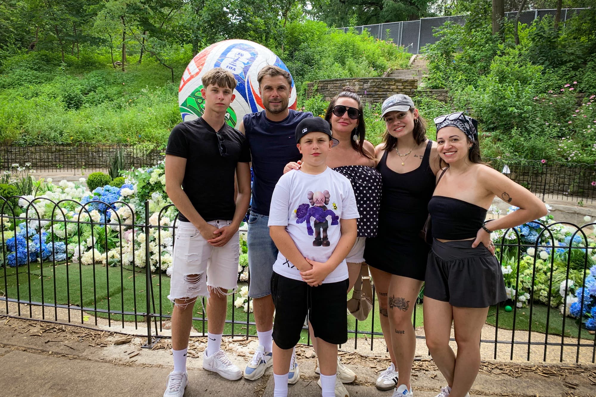 La familia Ozga, originaria de Zabrze, Polonia, disfruta de una celebración del Mundial con familiares de Nueva Jersey en el Festival de Aficionados de la FIFA en Filadelfia el 30 de junio de 2026. David Ozga es entrenador profesional y exjugador del equipo de fútbol polaco Gornik Zabrze. (Aaron Gifford/The Epoch Times).