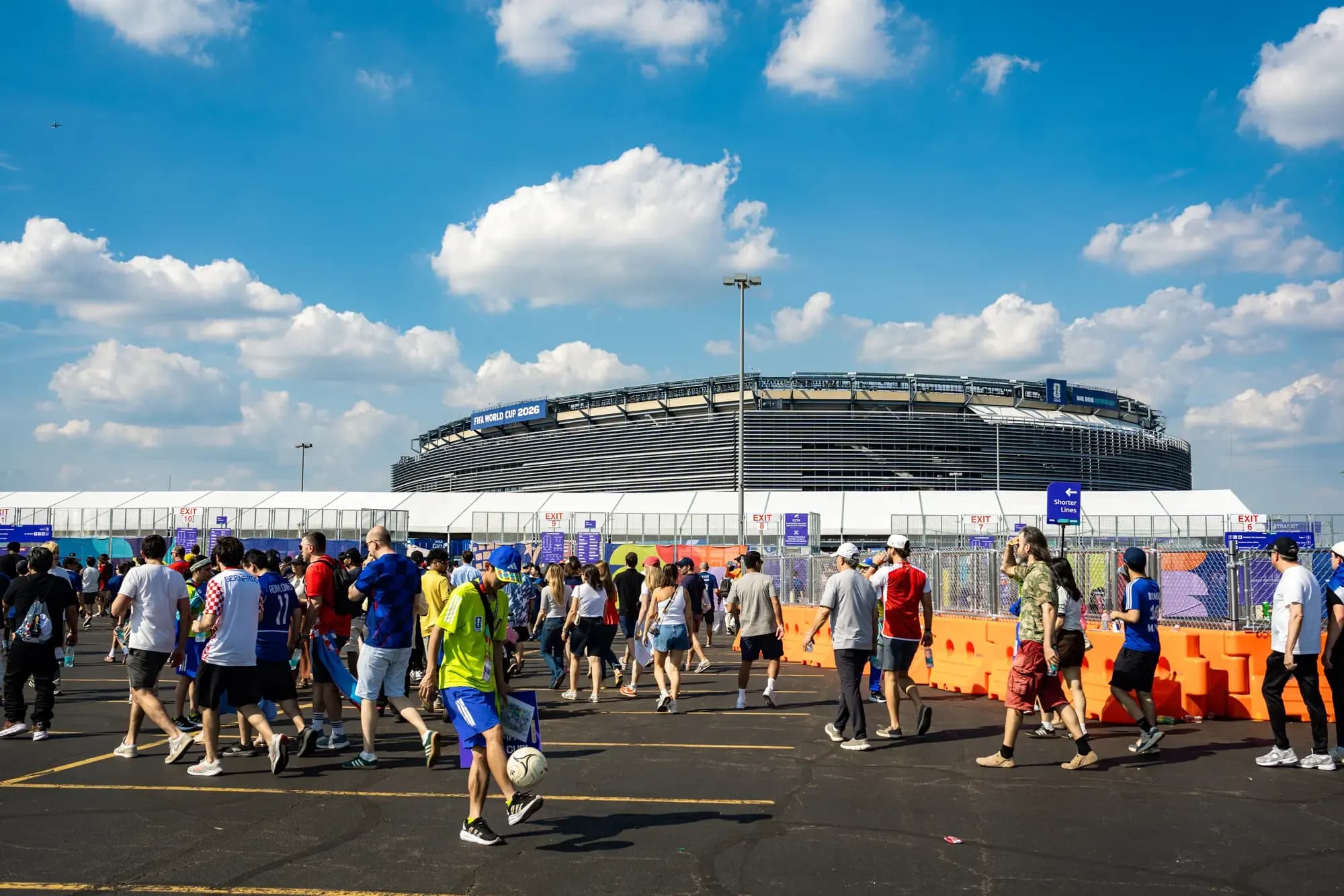 El 30 de junio de 2026, espectadores se congregaron para presenciar el partido de la Copa Mundial de la FIFA entre Francia y Suecia, a las afueras del estadio MetLife en East Rutherford, Nueva Jersey. Francia venció a Suecia por 3-0. (Samira Bouaou/The Epoch Times).