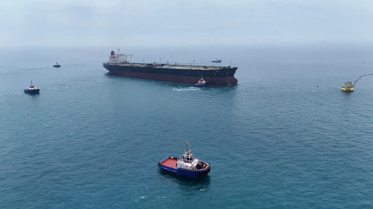El petrolero HELGA atracó en una de las terminales petroleras marítimas del sur de Irak, cerca de Basora, mientras se prepara para cargar petróleo crudo, convirtiéndose en el segundo buque en llegar desde el cierre del Estrecho de Ormuz el 24 de abril de 2026. (Mohammed Aty/Reuters).