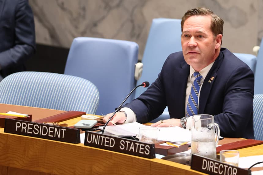 NUEVA YORK, NUEVA YORK - 11 DE MARZO: Mike Waltz, embajador de EE. UU. ante la ONU y presidente del Consejo de Seguridad durante el mes de marzo, habla durante una reunión del Consejo de Seguridad de las Naciones Unidas sobre la situación en Medio Oriente en la sede de las Naciones Unidas, el 11 de marzo de 2026 en la ciudad de Nueva York. (Michael M. Santiago/Getty Images)