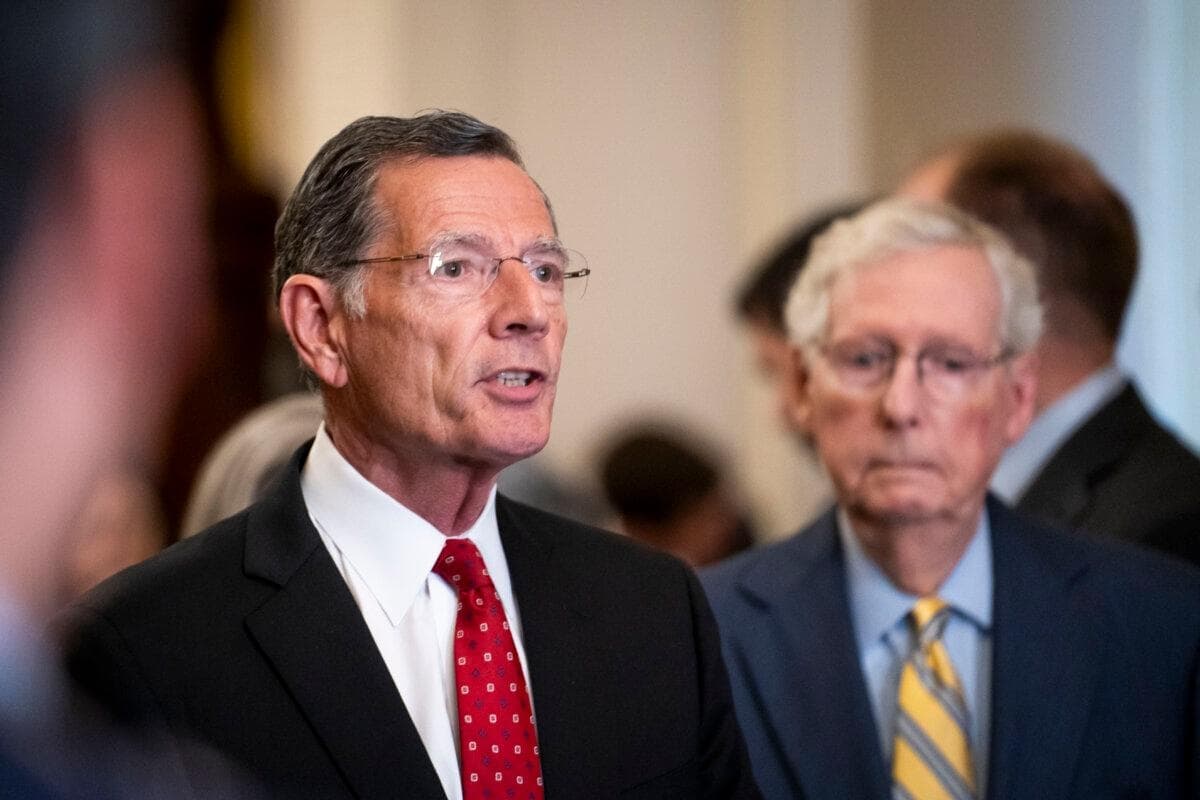 El senador John Barrasso (R-Wyo.) (izquierda) y el senador Mitch McConnell (R-Ky.) (derecha) durante la conferencia de prensa semanal del Senado en el edificio del Capitolio de Estados Unidos en Washington, el 9 de julio de 2024. (Madalina Vasiliu/The Epoch Times)