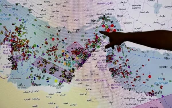 Las posiciones de los buques en el Estrecho de Ormuz en una pantalla del Centro de Información y Cooperación Marítima en Brest, Francia, el 27 de abril de 2026. (Fred Tanneau/AFP vía Getty Images)