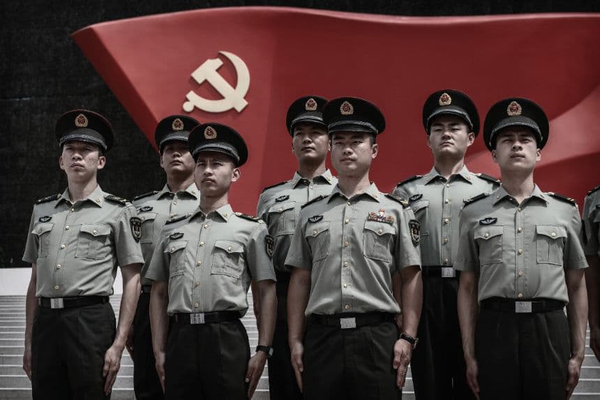 Miembros del Ejército Popular de Liberación posan frente a una gran bandera del partido durante su visita al Museo del Partido Comunista con motivo del 105.º aniversario de la fundación de la organización en 1921, el 1 de julio de 2026 en Beijing, China. (Foto de Kevin Frayer/Getty Images)