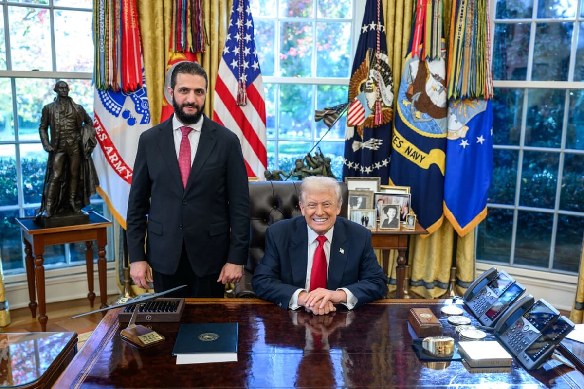 El presidente Donald Trump y el presidente sirio Ahmed al-Sharaa (izquierda) en el Despacho Oval el 10 de noviembre de 2025. (@realDonaldTrump vía Truth Social)
