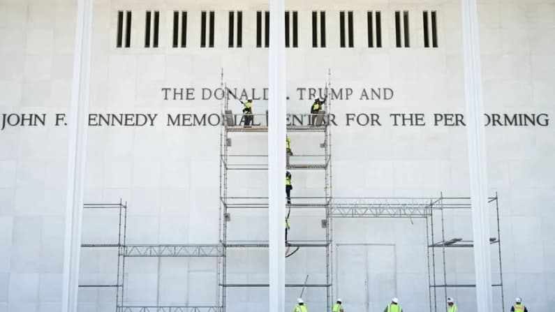 Corte rechaza solicitud de Trump de restablecer su nombre en el Kennedy Center