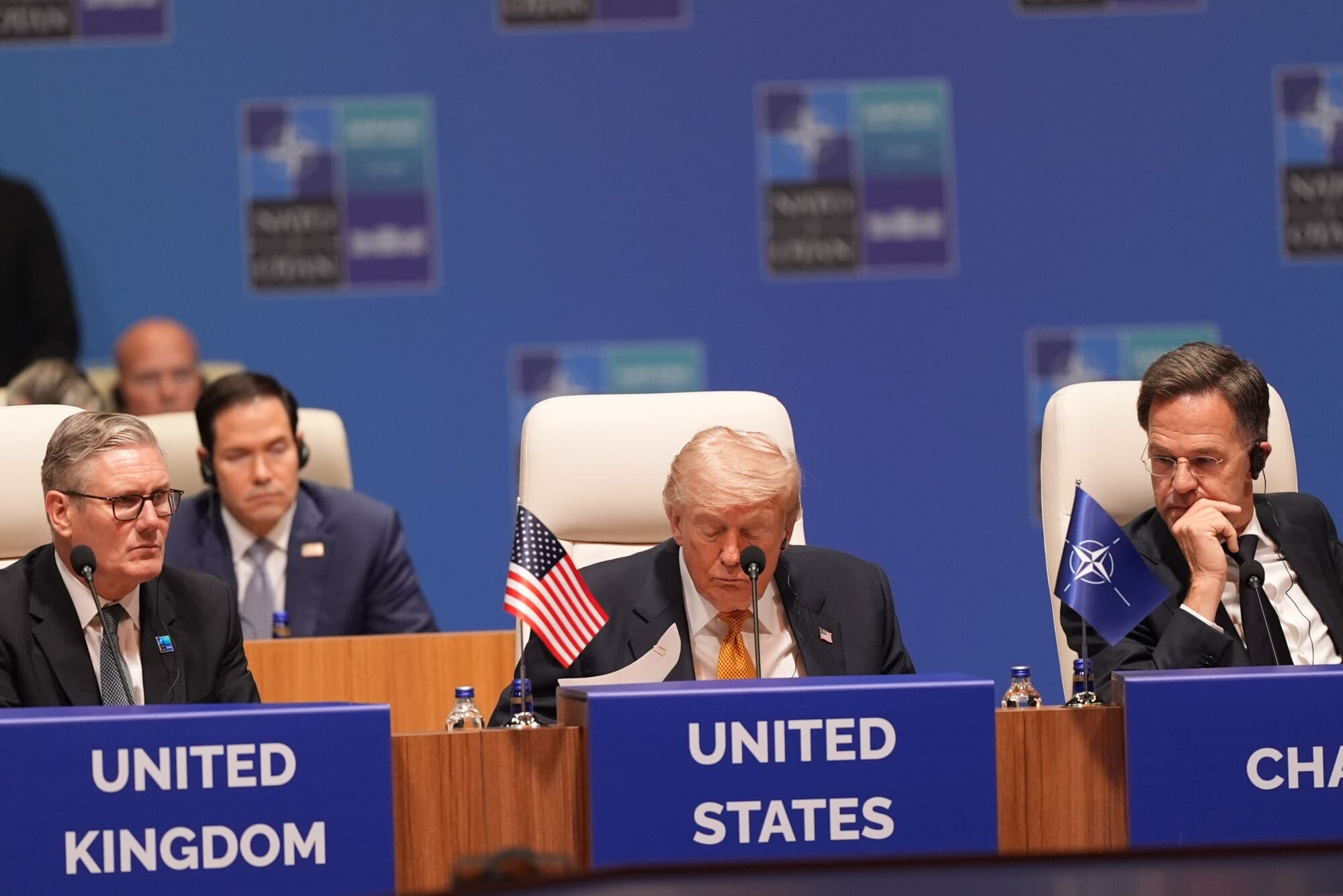 El presidente de Estados Unidos, Donald Trump (centro), el secretario general de la OTAN, Mark Rutte (derecha), y el primer ministro británico, Keir Starmer (izquierda), asisten a la sesión plenaria de la cumbre de la OTAN en Ankara, Turquía, el 8 de julio de 2026. (Alex Brandon/AP).