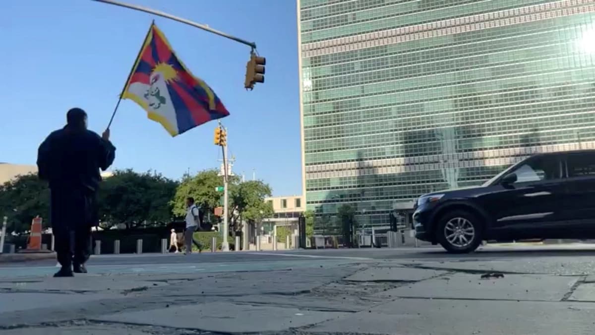 Un hombre, identificado por Voice of Tibet, un medio de comunicación de tibetanos exiliados, como el activista tibetano Lobga Rangzen, camina portando una bandera tibetana cerca de la sede de la ONU, antes de prenderse fuego en un llamamiento por la independencia del Tíbet, en la ciudad de Nueva York el 2 de julio de 2026. (Lobga Rangzen vía Facebook/vía Reuters).