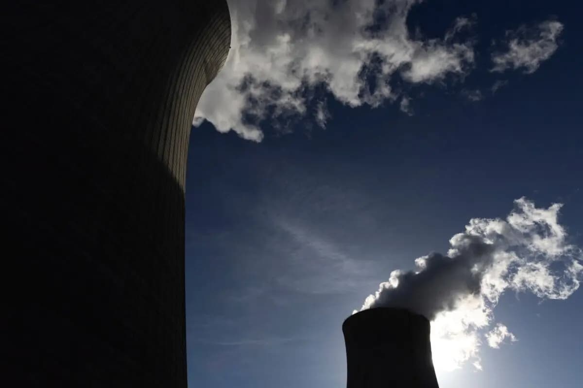 Las torres de enfriamiento de las unidades 4 (izquierda) y 3 (derecha) de la central Vogtle, operada por Georgia Power Co., en el condado de Burke, al este de Georgia, cerca de Waynesboro, Georgia, el 29 de mayo de 2024. (Arvin Temkar/Atlanta Journal-Constitution vía AP)