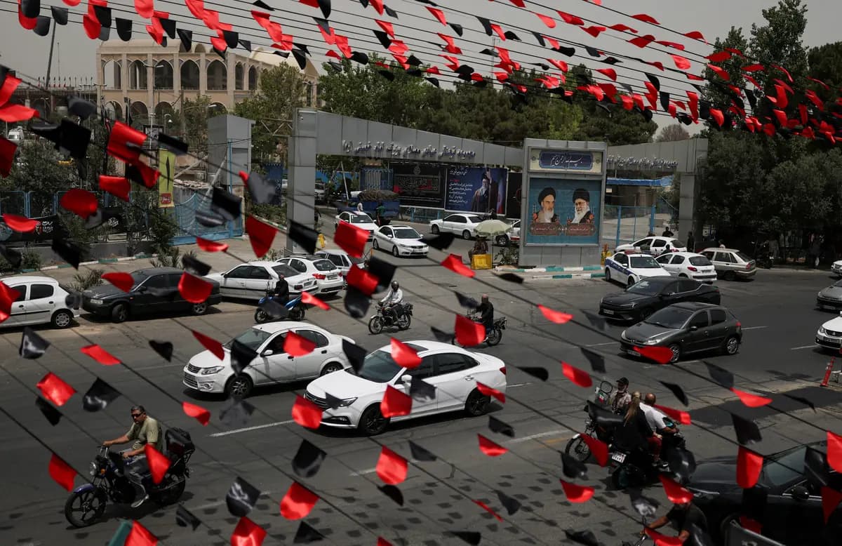 <em>Banderines rojos y negros cuelgan sobre una calle mientras los vehículos pasan durante los preparativos para una ceremonia de despedida del ayatolá Ali Jamenei, quien murió el 28 de febrero en ataques aéreos israelíes y estadounidenses, en Teherán, Irán, el 2 de julio de 2026. (Mohammed Salem/Reuters).</em>