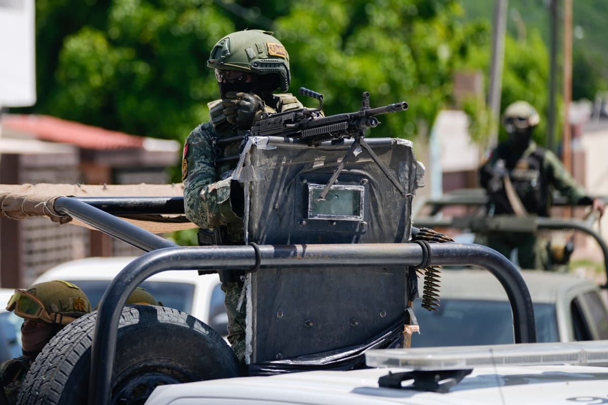 Las fuerzas militares mexicanas patrullan durante una operación en un barrio de Culiacán, en el estado de Sinaloa, México, el 19 de septiembre de 2024. (Eduardo Verdugo/AP Photo)