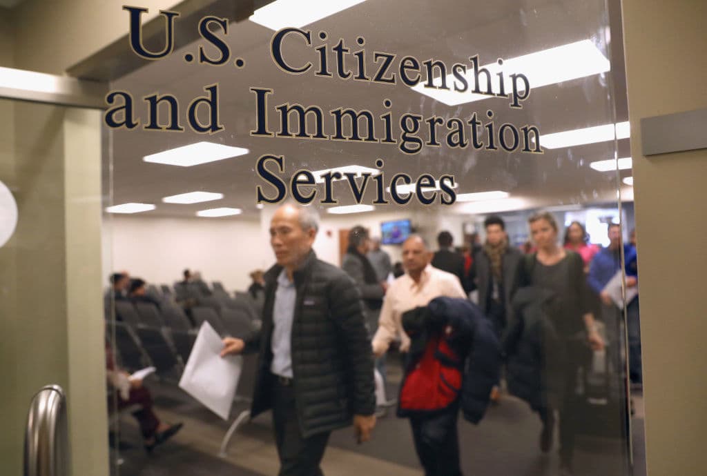 Los inmigrantes se preparan para convertirse en ciudadanos estadounidenses en una ceremonia de naturalización el 22 de enero de 2018 en Newark, Nueva Jersey. (John Moore/Getty Images)
