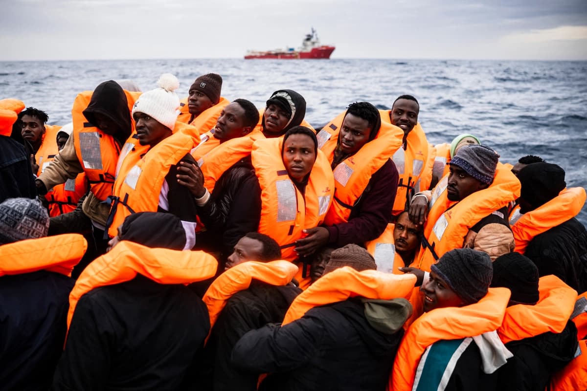 Migrantes a bordo de una lancha neumática esperan ser rescatados por el buque de rescate Ocean Viking frente a las costas de Libia, el 16 de enero de 2026. (Sameer Al-Doumy/AFP vía Getty Images).