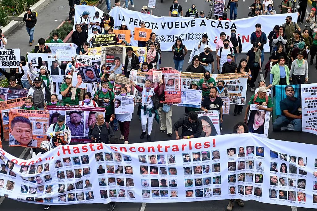 Madres en búsqueda marchan y lanzan consignas durante una protesta el 11 de junio de 2026 en la Ciudad de México, México. Sindicatos y organizaciones civiles convocaron a una mega protesta contra el gobierno y por la inauguración de la Copa Mundial de la FIFA 2026 en el Estadio Ciudad de México. (Lucía Flores/Getty Images)
