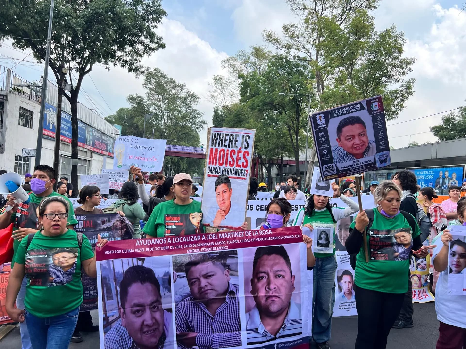 Colectivos de madres buscadoras y de familiares desaparecidos protestan el 11 de junio sobre Calzada de Tlalpan en dirección al Estadio de Ciudad de México. (The Epoch Times en Español/ Eduardo Tzompa)