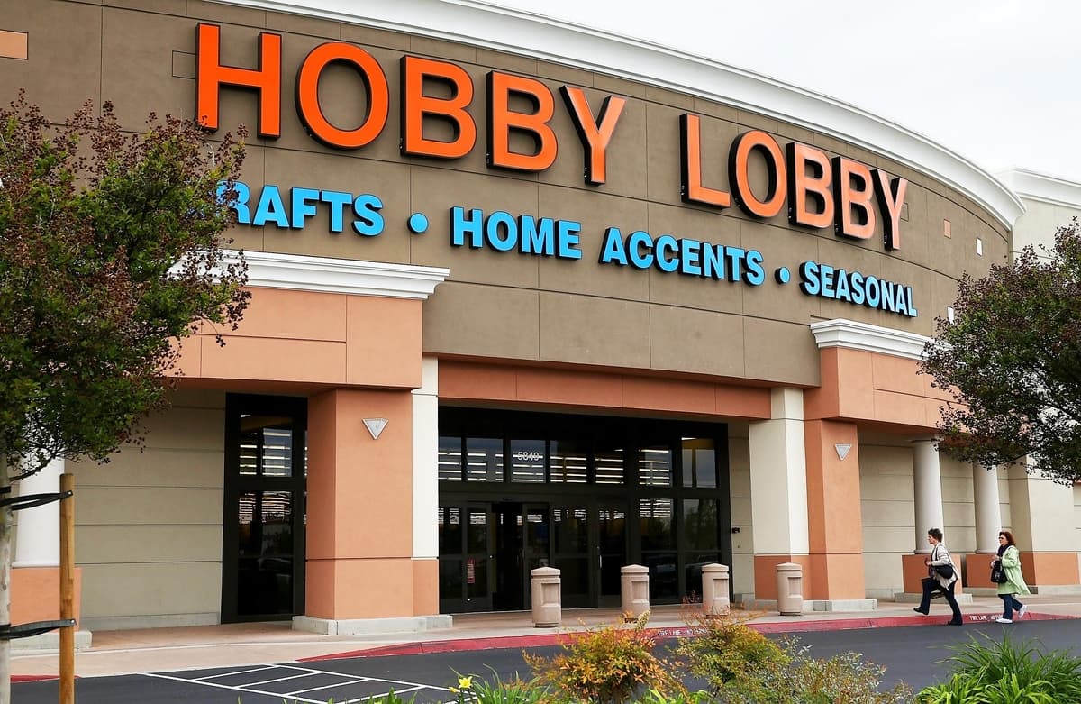 Clientes ingresan a una tienda Hobby Lobby en Antioch, California, el 25 de marzo de 2014. (Justin Sullivan/Getty Images)
